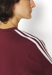 adidas Sportswear ESSENTIALS 3 STRIPES SINGLE CROPPED - Potiskana majica - shadow red/white