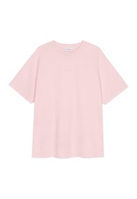 T-shirt en coton rose à coupe décontractée, manches courtes, col rond et un petit logo au centre. Texture lisse, couleur unie.