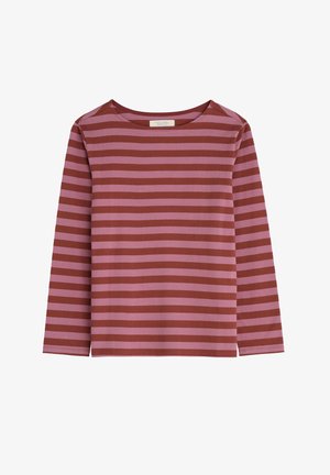 Camiseta de manga larga a rayas rojas y rosas, hecha de suave algodón, con escote redondo y dobladillo recto. Sin patrones ni herrajes visibles.