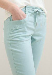 TOM TAILOR TAPERED RELAXED - Kelnės - dusty mint blue