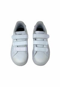 Biele detské tenisky s tromi suchými zipsami, okrúhla špička, hladký syntetický zvršok, polstrovaný golier a čierna podšívka.