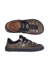 Chaussures de randonnée en daim marron avec lacets noirs et œillets métalliques, colliers noirs et semelles noires rembourrées, vues de dessus et de profil.