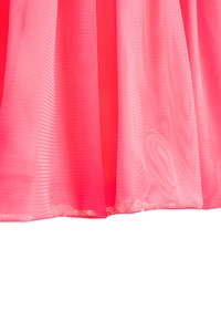 Heller pink transparenter Mesh-Stoff mit feinem sechseckigem Netz, sanft in Falten vor einem weißen Hintergrund drapiert.