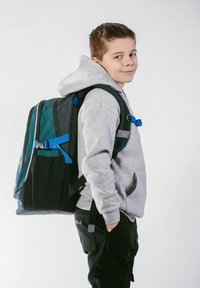 Černý a šedý batoh s modrými akcenty, polstrovanými popruhy a síťovou texturou. Obsahuje nastavitelné přezky a boční kapsu.