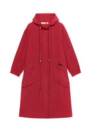 Abrigo largo rojo con capucha, cremallera frontal, cordones ajustables, puños elásticos y grandes bolsillos con solapas a ambos lados.