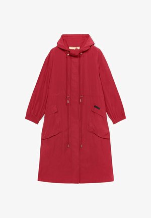 Długa czerwona kurtka z kapturem, zapinana z przodu na zamek błyskawiczny, z regulowanymi trokami, elastycznymi mankietami oraz dużymi kieszeniami z patkami po obu stronach.