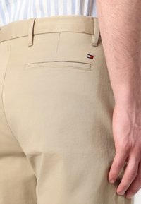 Tommy Hilfiger HARLEM - Chinos - camel