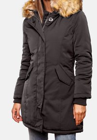 Parka negra con capucha de piel sintética. Presenta bolsillos laterales y cierre de botones. Fabricada con un tejido liso e insulated.