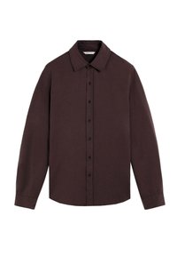 Camisa de manga larga marrón oscuro con frontal abotonado, cuello clásico y tela texturizada. Presenta un corte relajado y puños abotonados.