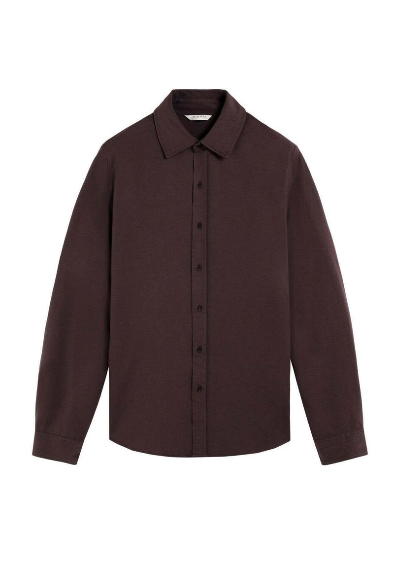Camisa de manga larga marrón oscuro con frontal abotonado, cuello clásico y tela texturizada. Presenta un corte relajado y puños abotonados.