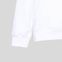 Sweatshirt blanc avec une texture douce, des poignets côtelés et un col rond. Présente un design épuré et minimaliste sans motifs ni accents.