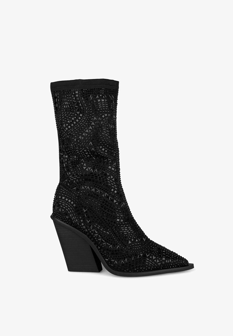 Svart kålhals högklackad stövel med spetsig tå, blockklack och intrikata geometriska mönster gjorda av blanka utsmyckningar.