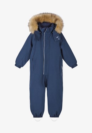 Tummansininen yksiosainen lumipuku, joka on valmistettu kestävästä kankaasta. Puvussa on tekoturkista vuorattu huppu, valkoiset vetoketjut ja joustavat hihansuut lämmön säilyttämiseksi.