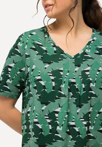 Ulla Popken GEOMETRIC PALM LEAF PRINT SHORT SLEEVE  - Triko s potiskem - light green