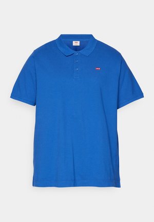 Blaues Polohemd mit kurzen Ärmeln, Kragen, drei Knöpfen und kleinem rotem Levi’s-Logo auf der linken Brust.