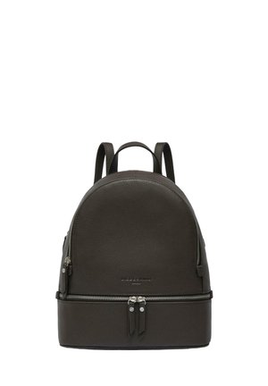 Schwarzer Leder-Rucksack mit zwei Hauptreißverschlussfächern und verstellbaren Schultergurten, von vorne vor weißem Hintergrund gezeigt.