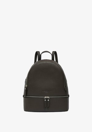 Schwarzer Leder-Rucksack mit zwei Hauptreißverschlussfächern und verstellbaren Schultergurten, von vorne vor weißem Hintergrund gezeigt.