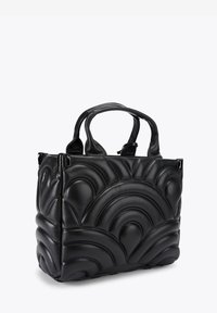 Borsa nera realizzata in pelle trapuntata, con un motivo a onde arrotondate, doppi manici superiori e una forma strutturata.