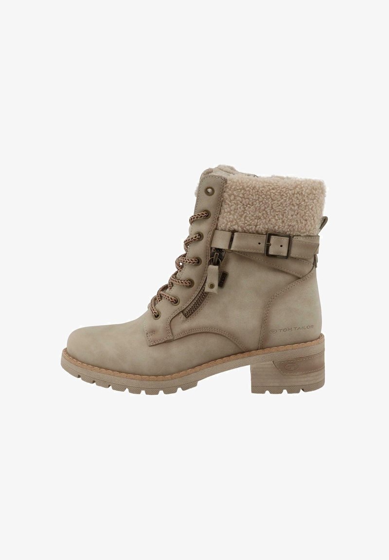Bottine en cuir beige avec un col en fausse fourrure, lacets à l'avant, fermeture éclair latérale et talon carré. Présente une surface texturée et des lacets marron.