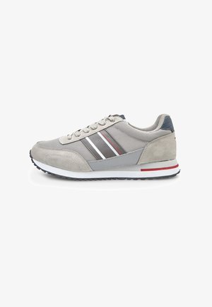 Scarpe da corsa grigie con materiali in mesh e suede. Presentano tre strisce in grigio, bianco e rosso, una suola ammortizzata e una punta arrotondata.