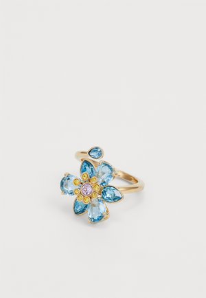 Anillo floral de oro con gemas azules y rosas, con cinco pétalos y piedras en el centro; banda lisa y acabado pulido.