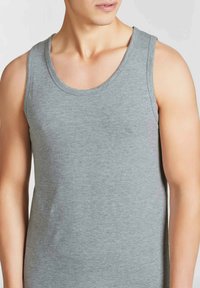 Top in cotone grigio senza maniche con scollatura rotonda e spalline larghe, caratterizzato da una texture liscia e una silhouette aderente.