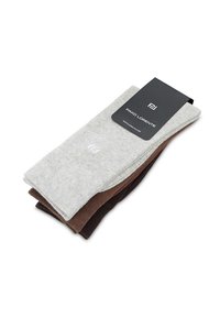 Trzy pary skarpetek w kolorze szarym i brązowym, wykonane z miękkiego materiału. Szara skarpetka ma subtelne logo, a opakowanie ma czarną etykietę.