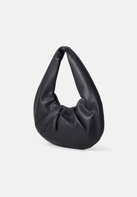 Sac hobo en cuir souple noir avec un détail froncé et une sangle épaisse, debout sur un fond blanc uni.