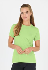 Kortärmad sporttröja i stark grön färg, tillverkad av lätt material, med rund halsringning och diskret logotypdetalj på framsidan.