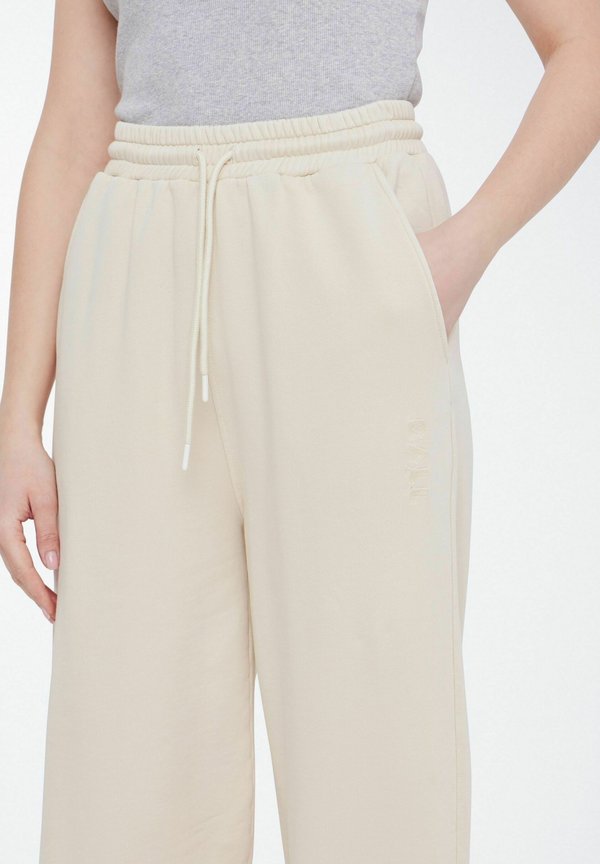 BASIMONA - Tracksuit bottoms - summer sand2