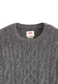 Suéter gris de punto trenzado, hecho de una tela gruesa y texturizada. Presenta un escote redondo y una etiqueta de Levi's en el interior. Talla mediana, ajuste holgado.