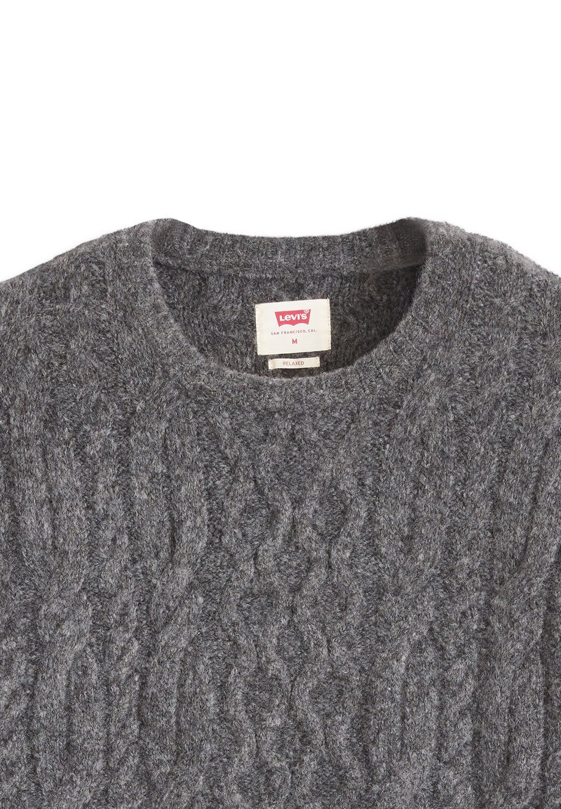 Suéter gris de punto trenzado, hecho de una tela gruesa y texturizada. Presenta un escote redondo y una etiqueta de Levi's en el interior. Talla mediana, ajuste holgado.