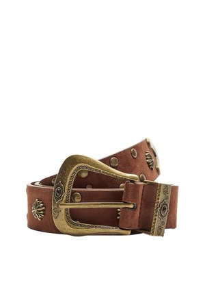 Bruine suedeband met een grote, sierlijke messing gesp en decoratieve accenten, voorzien van ronde klinknagels en gegraveerde ontwerpen langs de randen.