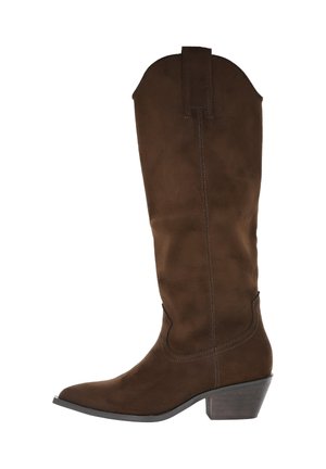 Bota de ante marrón hasta la rodilla con punta afilada, parte superior estructurada y un tacón bajo apilado. Presenta costuras en contraste y una lengüeta.