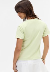 Short-sleeve, pale green T-shirt, made of cotton, featuring a round neck and a relaxed fit, with a smooth texture and minimalistic design.