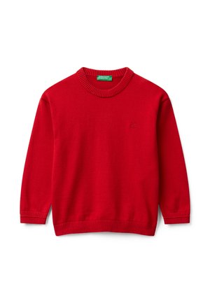 Maglione rosso a girocollo con polsini e orlo a coste, dotato di un piccolo logo ricamato sul lato sinistro del petto e un'etichetta verde all'interno del collo.