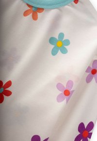 Tessuto bianco con un motivo floreale che presenta fiori rossi, arancioni, viola e blu. Il colletto azzurro chiaro aggiunge un dettaglio di contrasto.