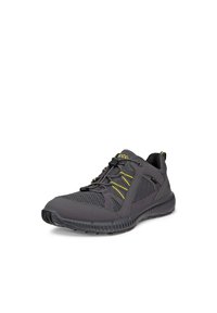 Graue Sportschuhe mit einem Obermaterial aus Mesh, versehen mit gelben Akzenten und elastischen Schnürsenkeln, die für Komfort und Atmungsaktivität ausgelegt sind und eine Gummisohle haben.