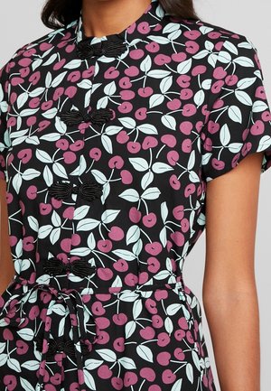 Czarna sukienka z wzorem wisienek i liści w kolorach różowym i miętowym, z tradycyjnymi guzikami w formie węzłów oraz wiązanym paskiem w talii.