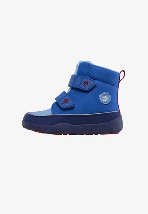 Blaue Wildleder-Ankle Boots mit zwei Klettverschlüssen, einer Gummisohle und einem roten Akzent. Verfügt über ein kreisförmiges Logo an der Seite.