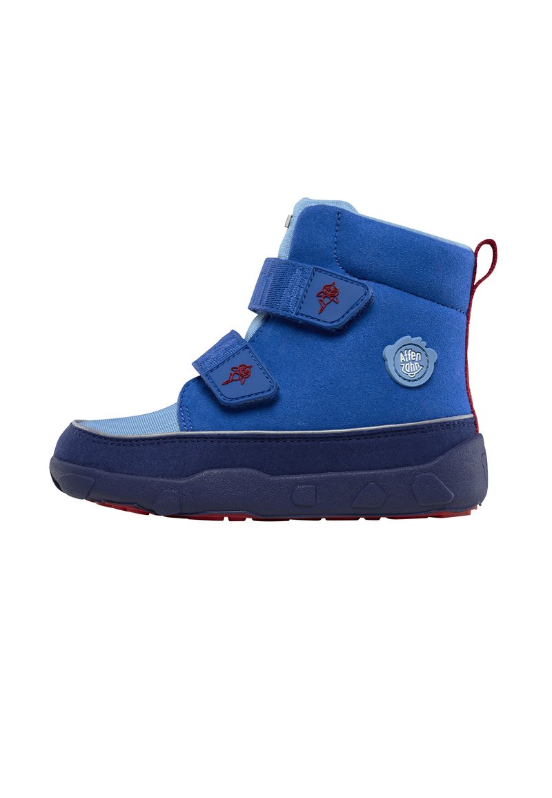 Stivale alla caviglia in suede blu con due cinturini in velcro, suola in gomma e un accento rosso. Presenta un logo circolare sul lato.