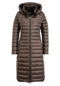 Ruskea puhvitakki hupulla, pitkä ja suora siluetti, tikattu rakenne ja vetoketjukiinnitys edessä.