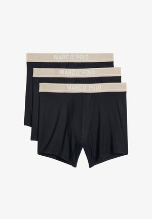 Drei schwarze Boxer-Slips mit beigen Bund, jeweils mit dem Markennamen "MARC O' POLO" in weißer Schrift.