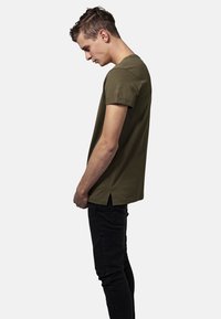 Urban Classics Základné tričko - olive