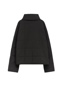 Giubbotto trapuntato nero con colletto alto e design corto. Presenta cuciture orizzontali e verticali, finitura opaca e maniche larghe.