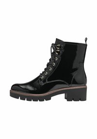 Bottines en cuir verni noir avec bout arrondi, lacets dorés, semelle épaisse et texturée, et tirant à l'arrière.