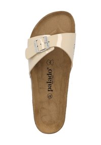 Beige glanzende slip-on sandaal met een decoratieve gesp, gevoerde bruine voetbed en gegraveerd merlogo op de binnenzool. Platte ontwerp, open teen stijl.