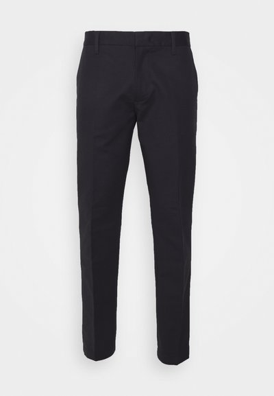 Chinos negros con un diseño de pierna recta, fabricados en tejido suave. Presentan presillas para cinturón y sin patrones o acentos visibles.