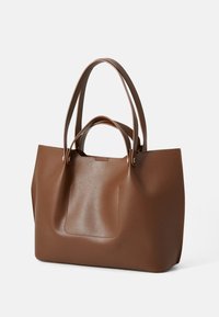 Borsa tote in finta pelle marrone con due manici lunghi, una forma strutturata e una tasca frontale. Texture liscia con un leggero lucido.