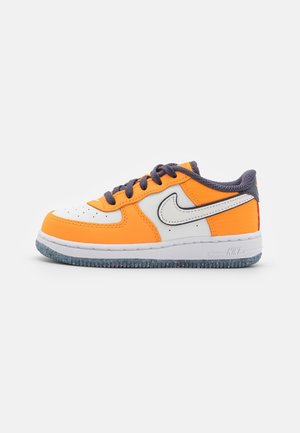Sneakers Nike in pelle arancione e bianca, con suola in gomma grigia, punta tonda, design con lacci e distintivo logo swoosh.